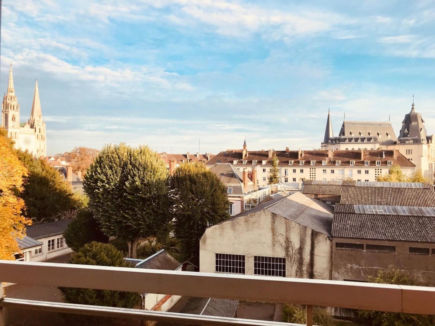 Appartement Avec Parking Et Balcon Vue Cathedrale Chartres Exterior photo